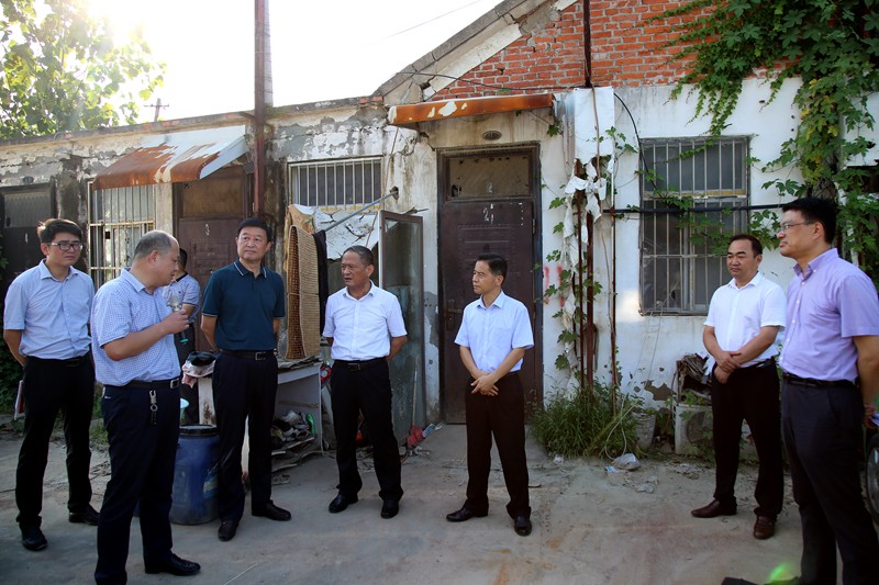 8月14日,县委副书记,县长窦灿辉带队督导检查重点项目征地拆迁工作