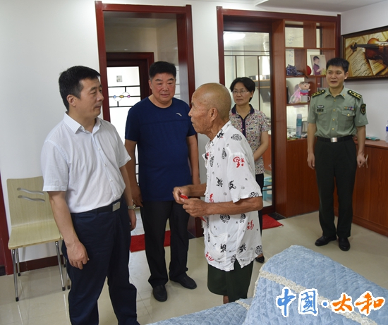太和县委书记杨波开展"八一"慰问活动