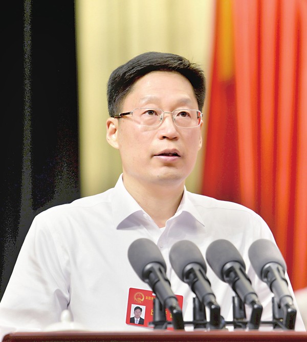 6月21日下午,市人民政府市长刘玉杰在市五届人大六次会议闭幕会上作