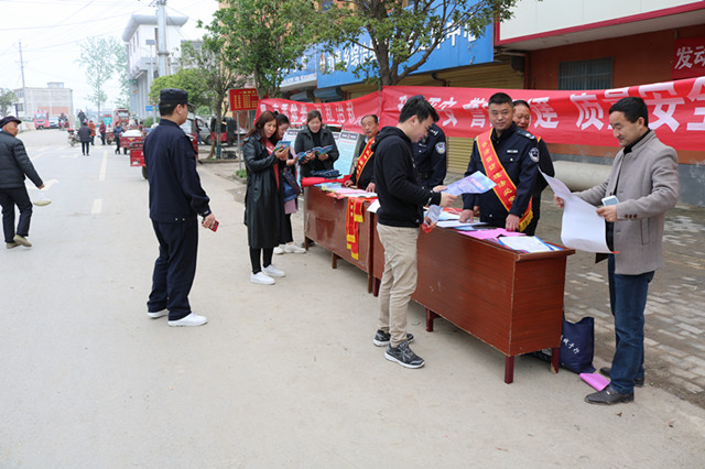 颍上县刘集乡组织人员走上街头开展扫黑除恶暨禁毒宣传活动