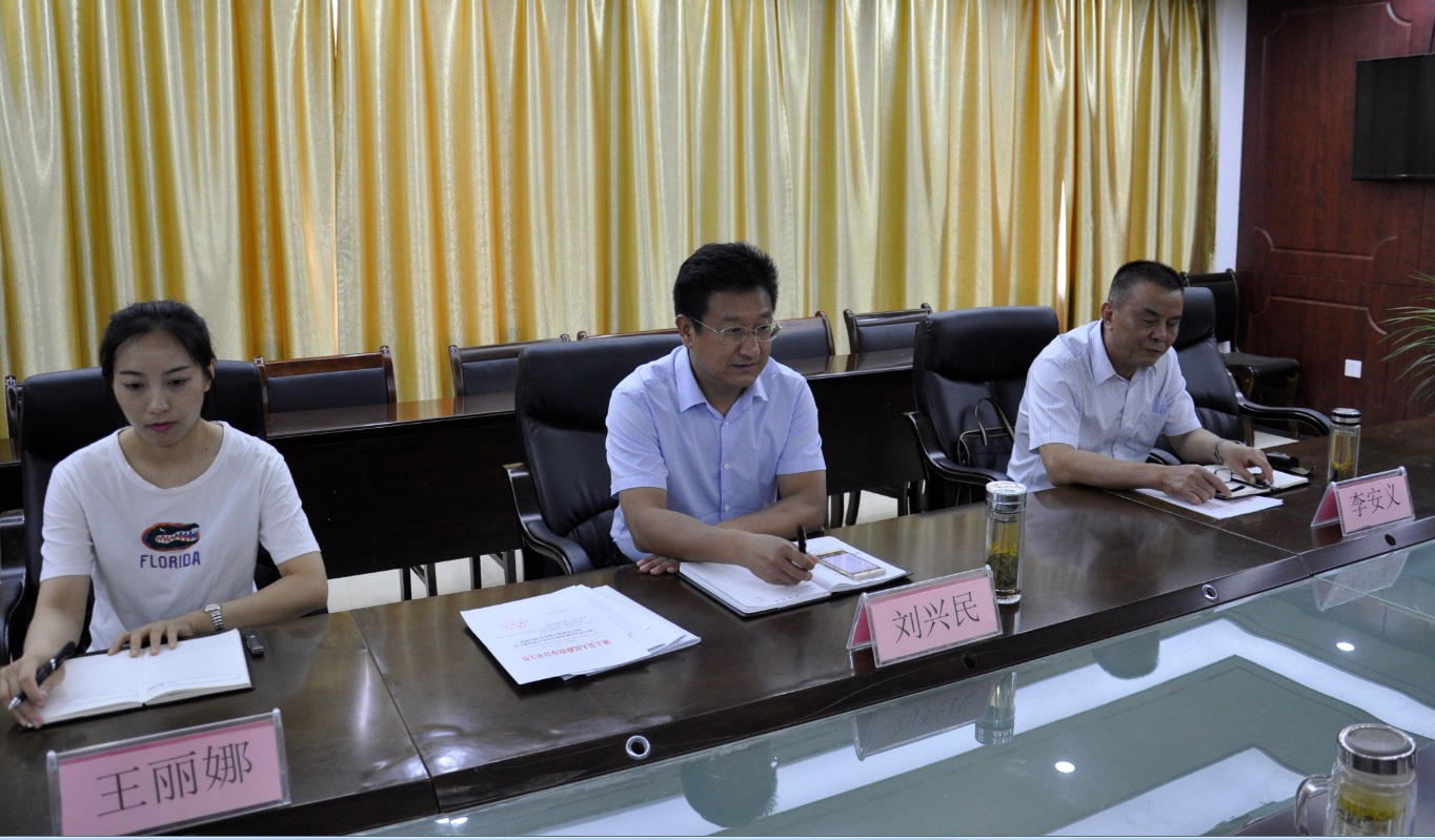 颍上县审计局党组书记局长徐彪就近期工作情况向指导调研组进行汇报.