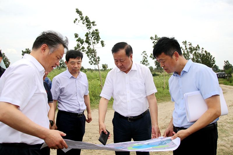 张祥根一行先后来到颍上县迪沟镇谢彭村,谢桥镇谢辉蛋鸡养殖场以及