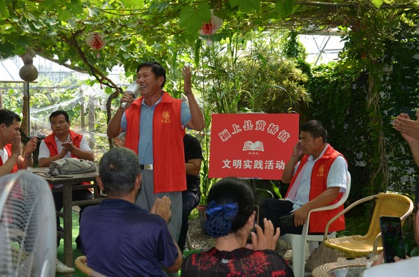 2019年7月31日，黄桥镇文明之光志愿者李怀明在曩道志葡萄山庄举行文明实践活动，为工人和附近群众一起唱歌联欢。_meitu_1.jpg