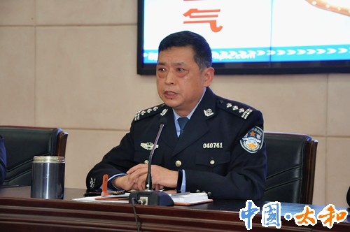 最后,县局局党委书记,局长张广杰语重心长地对在逃人员家属郑重承诺