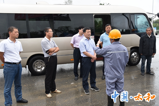 太和县委书记杨波深入一线调研城乡环境整治和市政道路建设