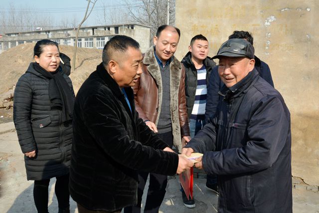 捐资仪式结束后,李文义在镇村干部的陪同下,走访慰问了部分贫困户